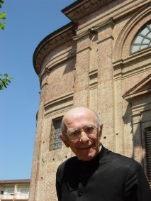  Don Guido davanti ad uno scorcio dell'abside del Duomo di Santo Stefano